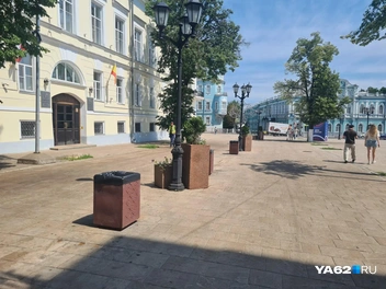 Но посидеть теперь можно только в кафе | Источник: Светлана Коновалова / YA62.RU