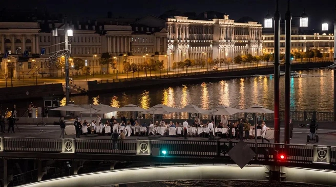 Ужин между Невой и небом: на Биржевом мосту устроили ночное застолье | www.fontanka.ru
