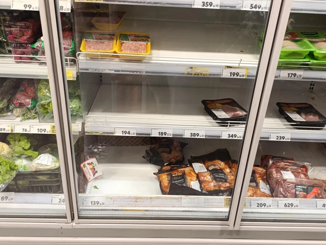 Полки для курятины в магазине «Пятерочка» | Источник: Стас Соколов / NGS.RU