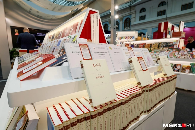Большая часть китайской литературы не переведена, но самые известные книги&nbsp;— на русском языке | Источник: Артем Устюжанин / MSK1.RU