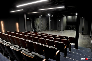 Зал&nbsp;— камерный и затемненный | Источник: Ирина Тропина / 59.RU