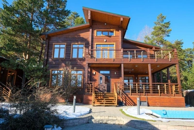 Кедровый дом с бассейном продается в Новосибирске за 87 млн