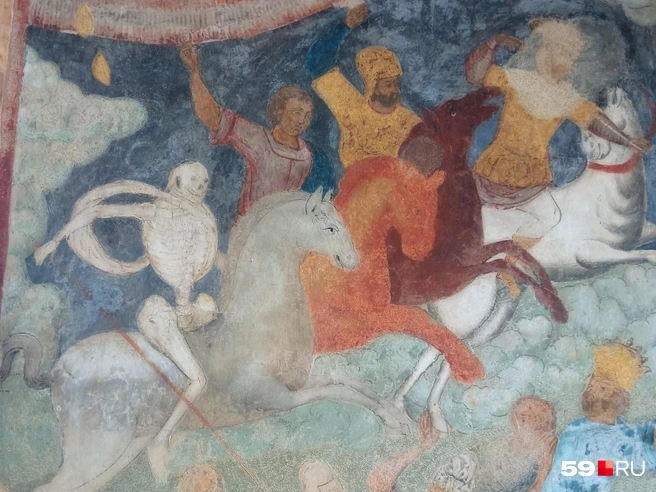 Четыре всадника Апокалипсиса на фреске в храме Илии Пророка | Источник: Вероника Свизева / 59.RU