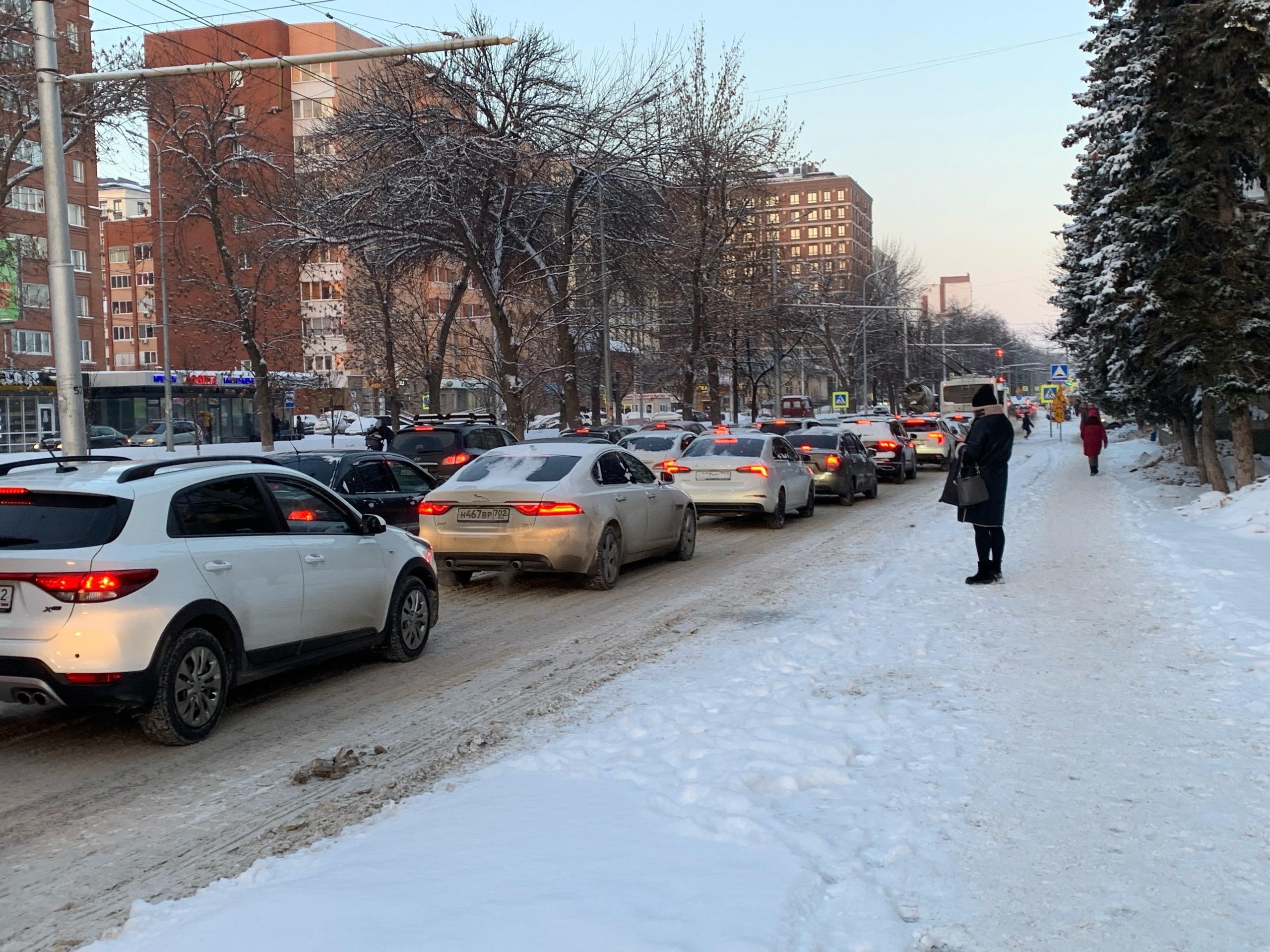 Уфа после снегопада встала в 8-балльных пробках