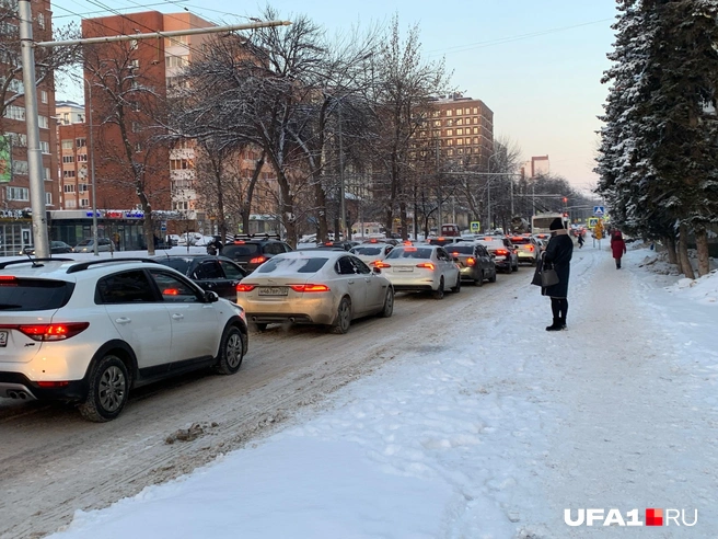 На Бульваре Ибрагимова в сторону центра сложновато, это связано с работой коммунальщиков на углу с Ленина | Источник: Андрей Бирюков / UFA1.RU