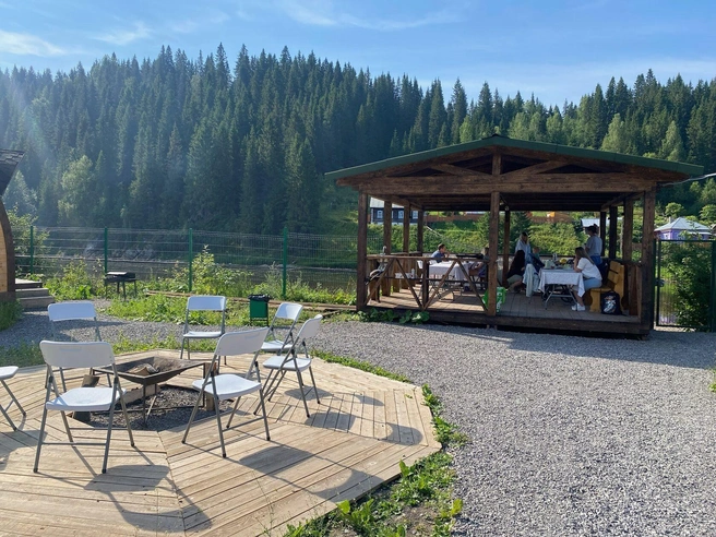 Вид на беседку и костровище | Источник: Ural.one / glamping