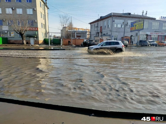 В Кургане огромная лужа на улице Дзержинского | Источник: Надежда Тихомирова / 45.RU