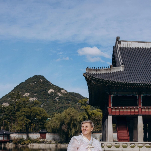 Ирина в традиционном однотонном ханбоке во дворце Кенбоккун | Источник: Ольга Лян