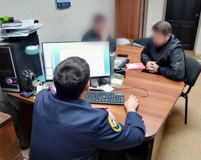 41-летнего старшего инспектора УФССП по УР задержали сотрудники следственного комитета России и ФСБ | Источник: пресс-служба СУ СК РФ по Удмуртской Республике