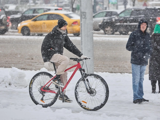 На дорогах образовались пробки; часть горожан пересела на велосипеды. | Источник: Александр Ощепков
