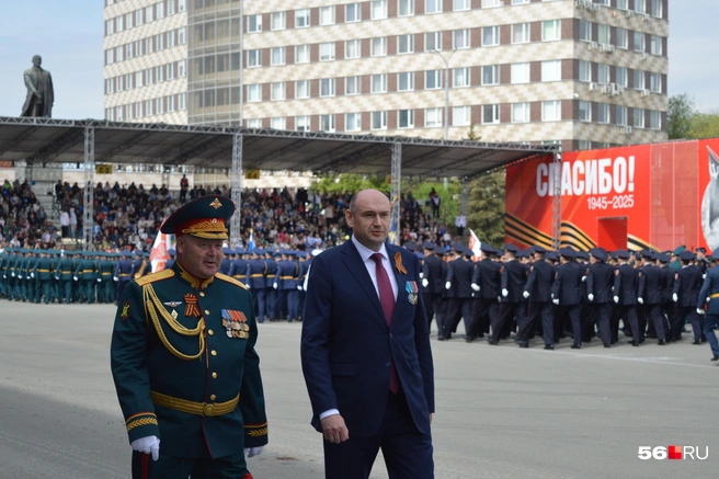 Врио губернатора Евгений Солнцев направляется к военным | Источник: Анастасия Баринова / 56.RU