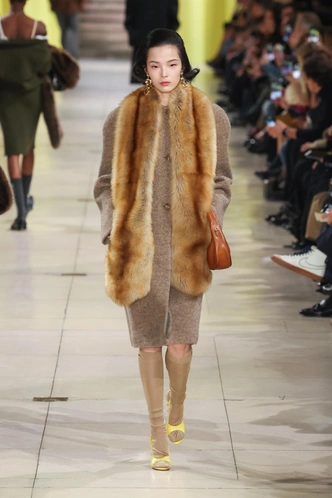 Меховые горжетки: как стилизовать самый модный аксессуар сезона