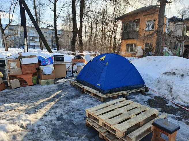 Пенсионеру принесли палатку, чтобы ему было не холодно спать | Источник: Сергей Рычков / Vk.com