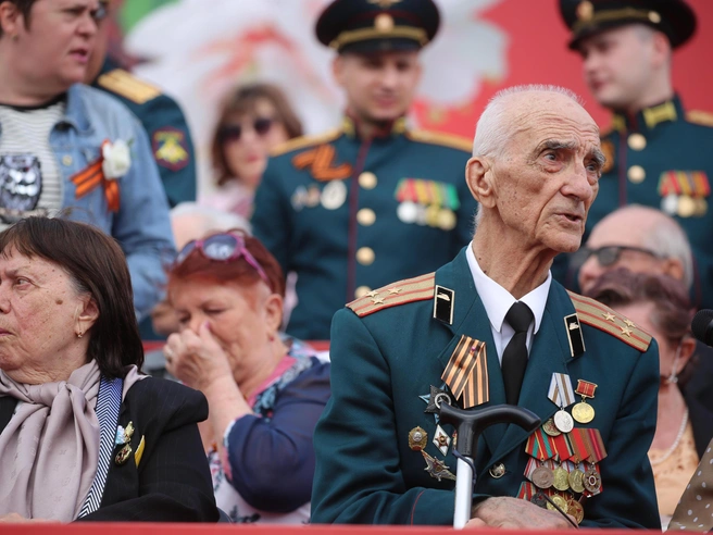 Нижние ряды на трибуне традиционно занимали ветераны войны. | Источник: Константин Завриков / V1.RU