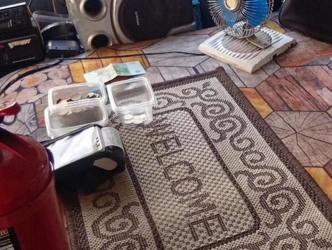 На снимке видно, что в салоне установлены терминалы для оплаты банковскими картами.