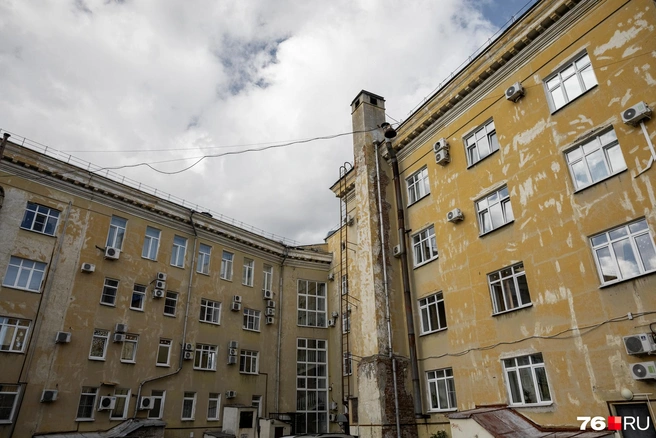 Вид с обратной стороны&nbsp;— сложно поверить, что это то же самое здание | Источник: Александр Куренной / 76.RU