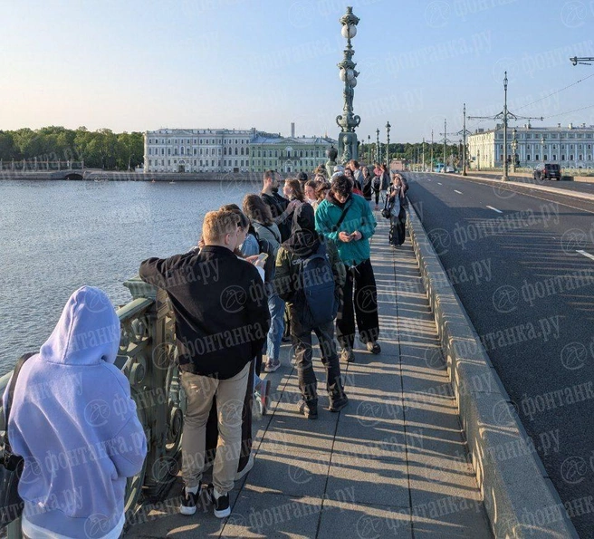 «АААААААААААААА». В Петербурге люди заполнили Троицкий мост и орали | Источник: Фёдор Данилов / «Фонтанка.ру»