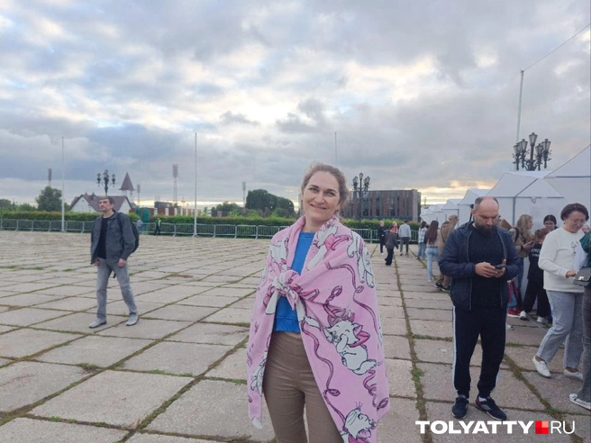 Было пасмурно и прохладно — тольяттинцы оборачивались в пледы и спасались от ветерка, который тянулся со стороны Волги | Источник: Юлия Дроглева