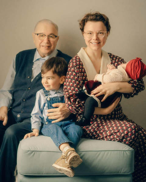 Евгений Петросян с семьей