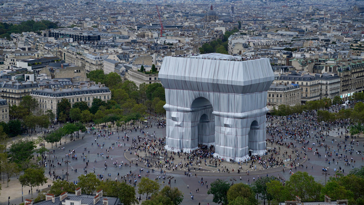 Триумфальную арку в Париже полностью обернули тканью