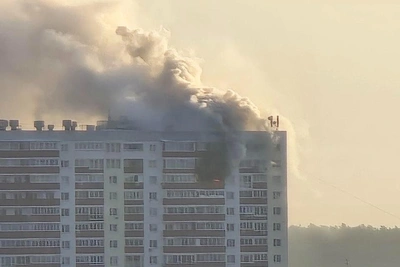 В Екатеринбурге загорелась многоэтажка: черный дым и эвакуация
