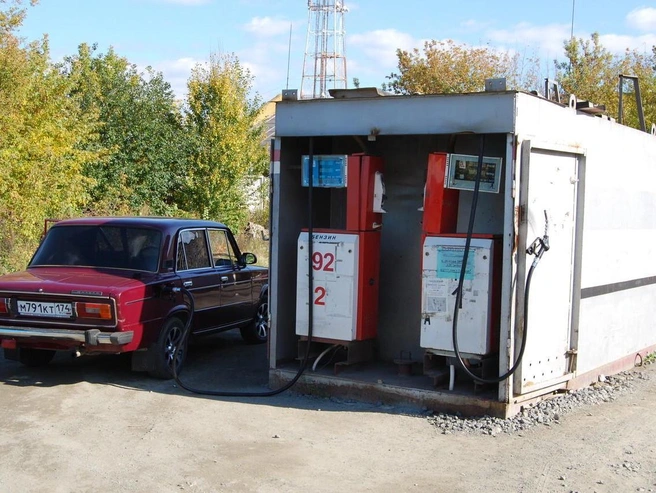 Мелкие заправки традиционно покупали бензин на нефтебазах, однако в кризис они могут попытаться изготовить топливо кустарно, применяя недорогие антидетонаторы | Источник: Артем Краснов