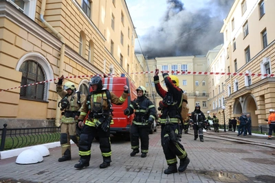 У ДК «Выборгский» дежурят скорые, пожар продолжается