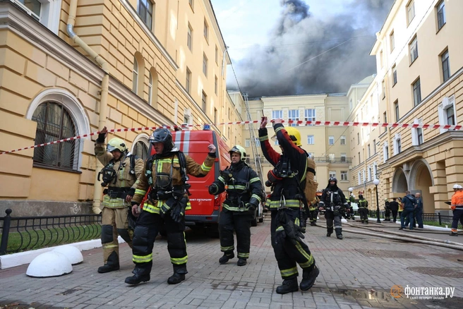 К горящему ДК «Выборгский» съехались скорые. Кровлю тушат почти три часа | Источник: Валентин Егоршин / FONTANKA.RU