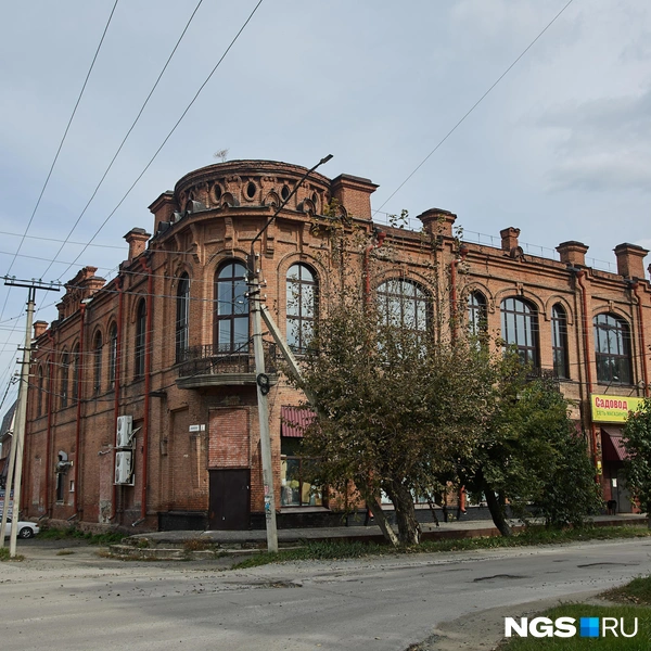 Купец Пудовкин, явно обладавший самым изящным вкусом среди товарищей по гильдии, выстроил дом в стиле модерн и вдобавок провел в него инновационное отопление. А еще к этому дому вел настоящий подземный тоннель (чтобы носить в банк деньги, не рискуя быть ограбленным) | Источник: Александр Ощепков / NGS.ru