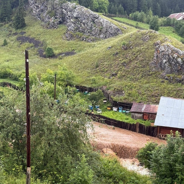 Мощные потоки воды заливают огороды | Источник: Подслушано Кын (другая сторона) / Vk.com