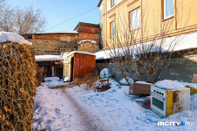 А это — уличные удобства. Тамара Ивановна говорит, что службы откачки приезжают редко, так что по весне тут стоят те еще ароматы | Источник: Ксения Филимонова / «ИрСити»