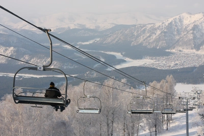 Сильный ветер остановил канатную дорогу на Эльбрусе