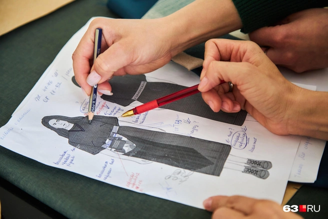 — Но такое количество заказывают только московские клиенты. Они и обувь своим сотрудникам предоставляют | Источник: Роман Данилкин / 63.RU