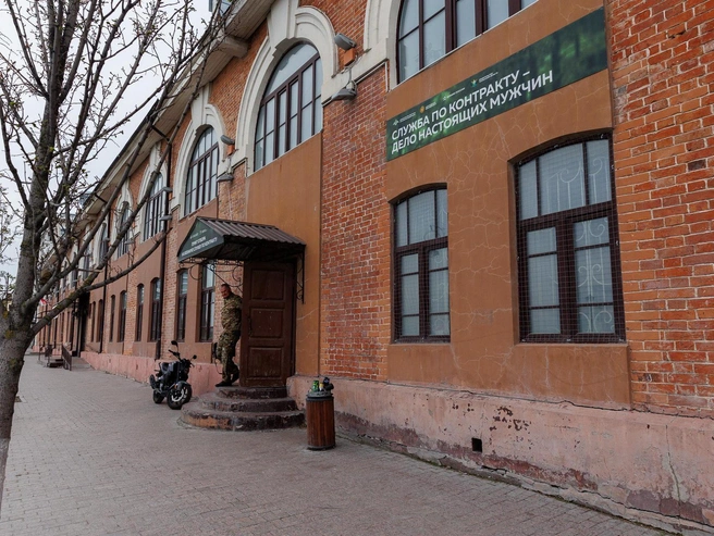 Военные не покидали историческое здание более ста лет — сейчас в нём располагается областной военкомат. | Источник: Ирина Шарова / 72.RU