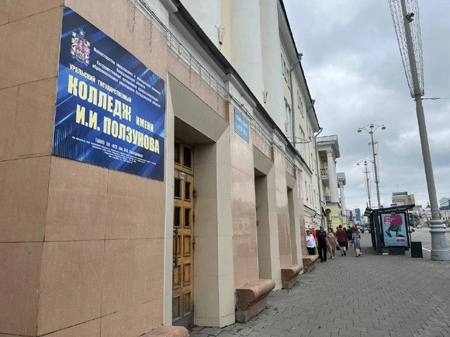Вход в колледж: снаружи пусто, внутри переполнено | Источник: Яна Ахудзянова / E1.RU