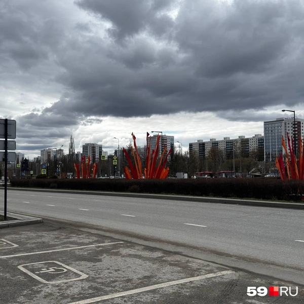 А в центре такие флаги стоят вдоль гостевого маршрута по улице Ленина | Источник: Алексей Кожевников / 59.RU