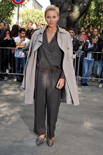 Княгиня Шарлен на показе Armani, 2017 год. 