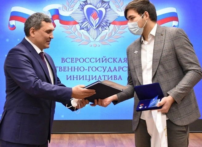 В Рязани наградили молодого человека, задержавшего убийцу на автомойке | ya62.ru