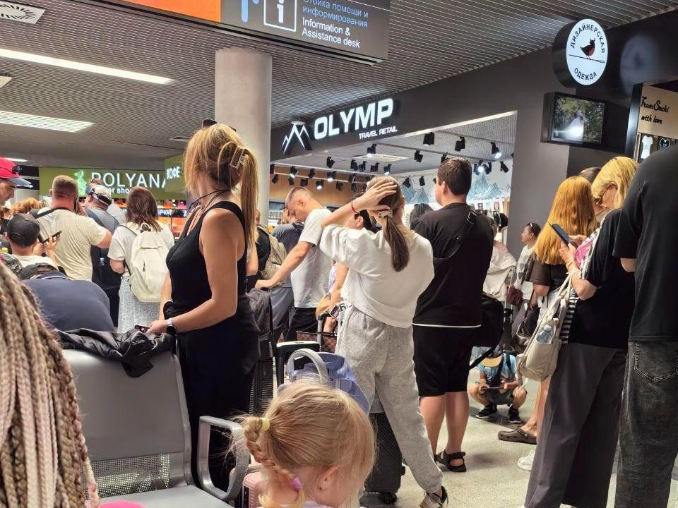 «Ничего не объясняют»: тюменцы застряли в аэропорту Сочи и не могут попасть домой