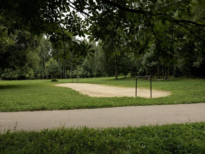 В парке есть небольшая площадка для игры в футбол | Источник: Александр Куренной / 76.RU