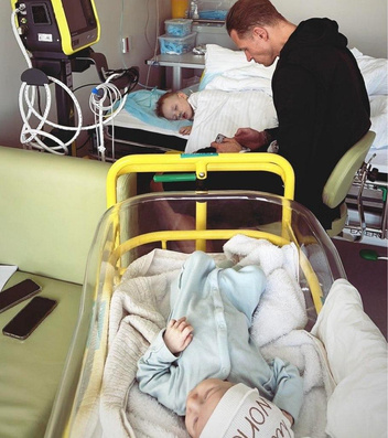Дыхательные трубки, кардиомониторы: Тарасов и Костенко напугали, опубликовав фото сына из больничной палаты