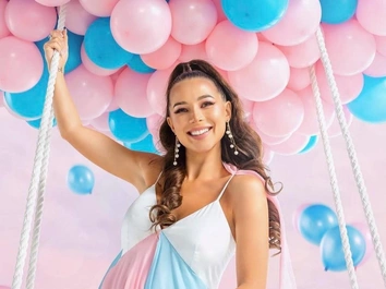 Беременная Лерчек устроила скандал перед заседанием: «Вы зачем маму мою толкаете? Вообще уже?!»