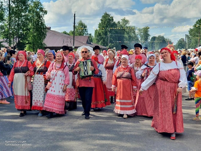 Одним из ярких моментов «СольФест» стал праздник «Вычегодские приплывухи», повторяющий старинный обычай с приездом невест на ярмарку | Источник: ВЕРИ ГУД ГРУПП