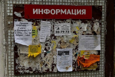 Омичам порекомендовали искать убежища на стендах у подъездов