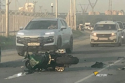 Мотоцикл столкнулся с двумя автомобилями на дамбе ГЭС