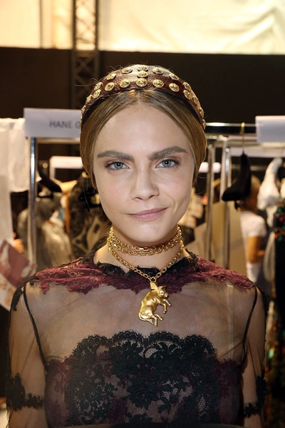 Кара Делевинь (Cara Delevingne), новые процедуры, косметика, 111 Skin Micropen Facials