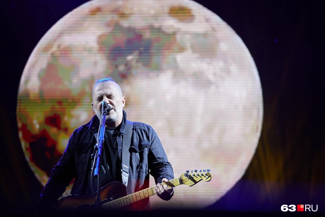 Вадим Самойлов — не только вокалист, но и талантливый гитарист | Источник: Роман Данилкин / 63.RU