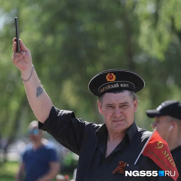 Настоящий герой не смотрит в камеру, когда снимает на телефон | Источник: Евгений Софийчук / NGS55.RU