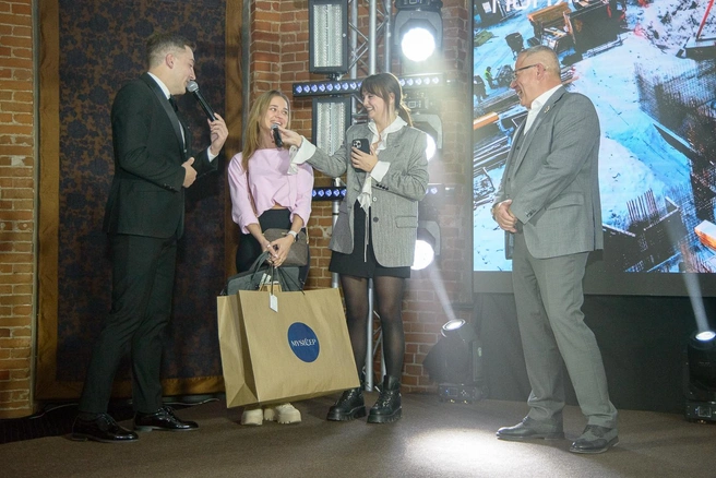 Торжественное вручение ключей и подарков первым покупателям квартир