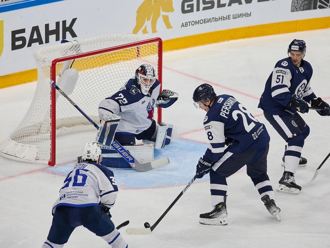 Сразу после этого новосибирец забил еще — 3:2. | Источник: Александр Ощепков / NGS.RU